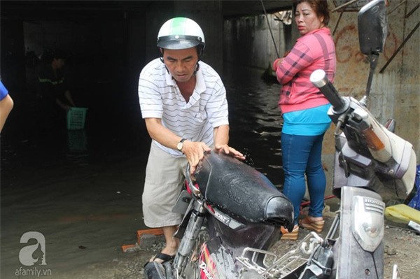 Hầm xe trên đường Nguyễn Siêu vẫn ngập nặng sau trận mưa lớn lịch sử