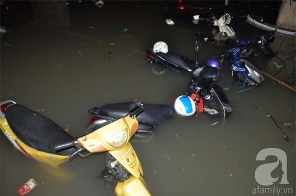 Hầm xe trên đường Nguyễn Siêu vẫn ngập nặng sau trận mưa lớn lịch sử