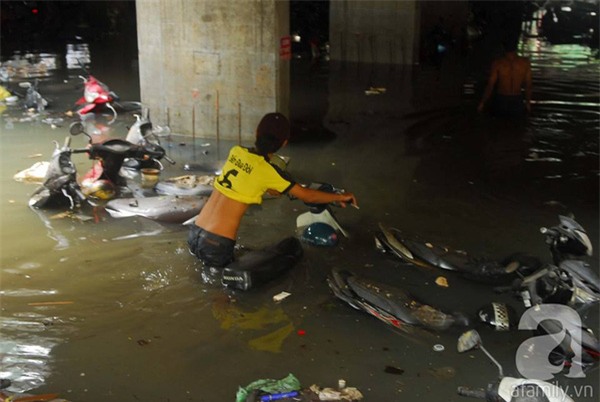 Hầm xe trên đường Nguyễn Siêu vẫn ngập nặng sau trận mưa lớn lịch sử