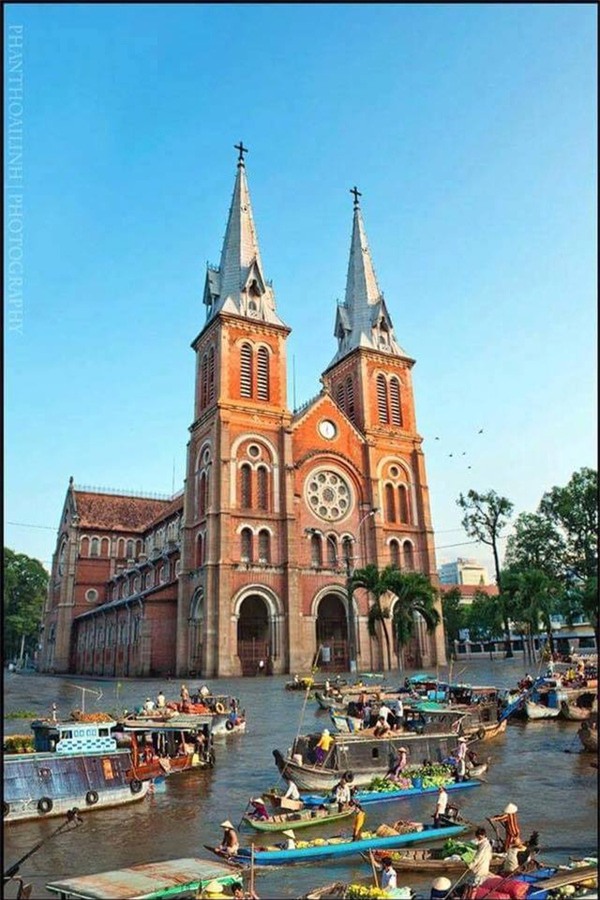 Cười té ghế với ảnh chế hài hước về trận mưa lớn lịch sử ở Sài Gòn