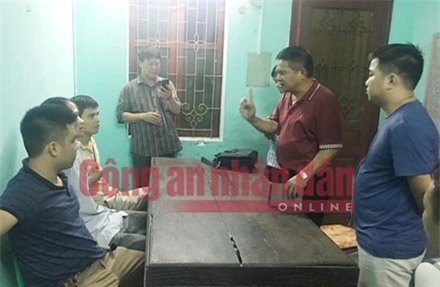 Thiếu tướng Hồ Sỹ Tiến đang hỏi cung đối tượng Doãn Trung Dũng khi hắn vừa bị bắt.