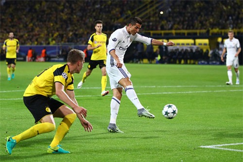 clip ronaldo “khai hoa”, real hoa dortmund 2-2 hinh anh 1