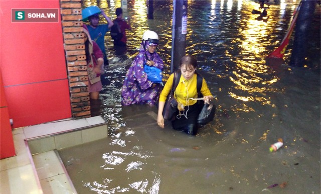 Tâm sự người cha chở con đi 8km hết 6 giờ trong mưa ngập ở Sài Gòn - Ảnh 1.