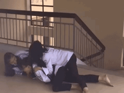 Học sinh giả xác sống trong 