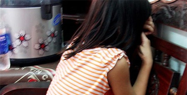 Nữ sinh quay lại cảnh hiệu trưởng dâm ô với học sinh