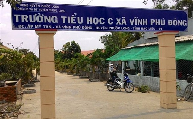 Nữ sinh quay lại cảnh hiệu trưởng dâm ô với học sinh - Ảnh 1.