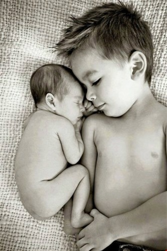 Hình ảnh của hai anh em ngọt ngào đến