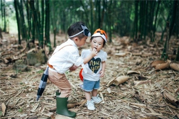 Khoảnh khắc tình thương mến thương&nbsp;của hai bé con&nbsp;nhà Lý Hải đốn tim cộng đồng mạng vì sự đáng yêu khó cưỡng. (Ảnh: Internet)