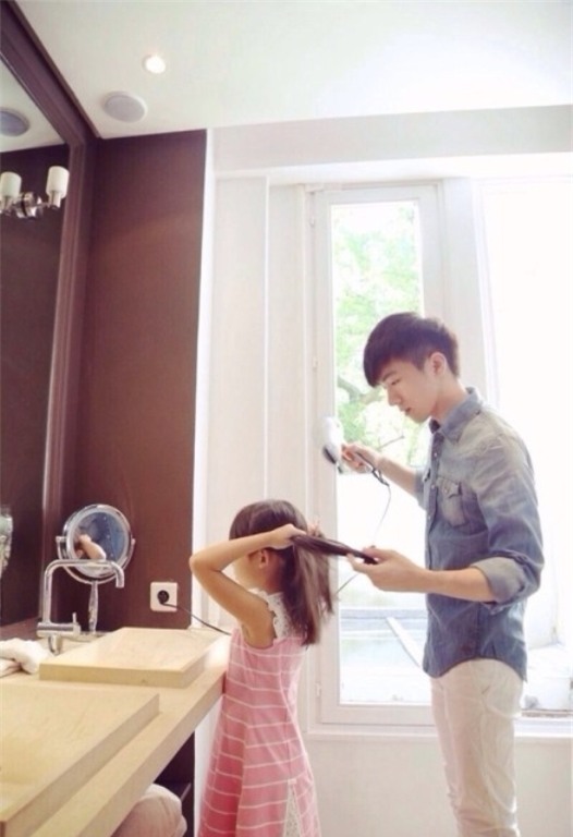 Cặp anh trai - em gái người Trung Quốc Ngô Đại Vỹ - Tiểu Bái Bái đã gây