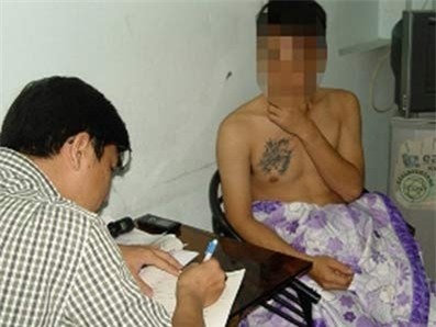 noi kho cua nam ban dam phai uong thuoc kich duc de “di khach” hinh anh 1