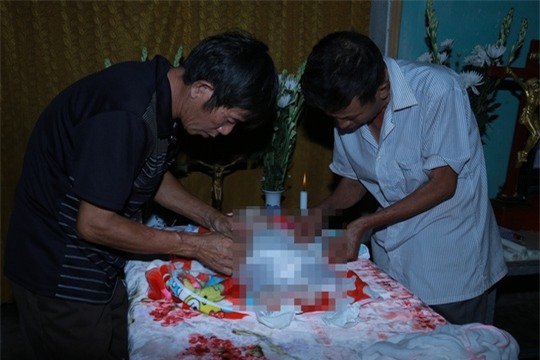 Người thân gia đình đang tổ chức an táng cho cháu bé theo phong tục của địa phương
