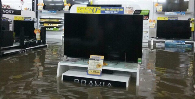 Mưa lớn ở Sài Gòn, nước tràn vào siêu thị điện máy