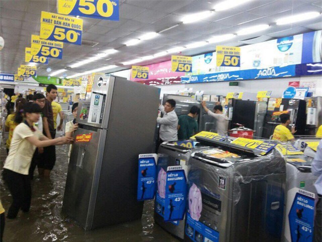 Mưa lớn ở Sài Gòn, nước tràn vào siêu thị điện máy - Ảnh 2.