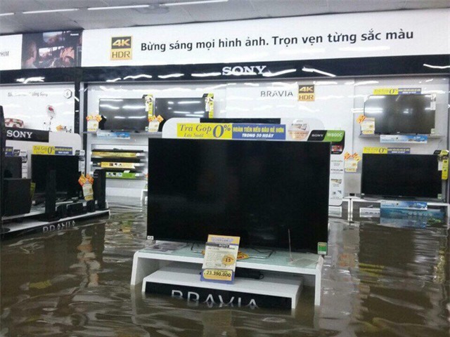 Mưa lớn ở Sài Gòn, nước tràn vào siêu thị điện máy - Ảnh 3.