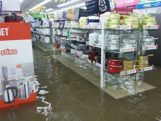 Mưa lớn ở Sài Gòn, nước tràn vào siêu thị điện máy - Ảnh 4.