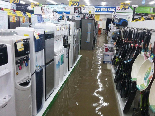 Mưa lớn ở Sài Gòn, nước tràn vào siêu thị điện máy - Ảnh 5.