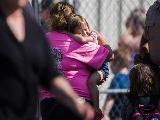 Các học sinh được phụ huynh đón về. Ảnh: Independent Mail