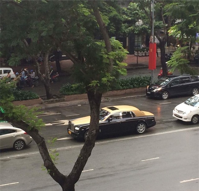 Rolls-Royce Phantom Series II màu độc, biển "tứ quý" của đại gia Lào trên phố Sài thành.