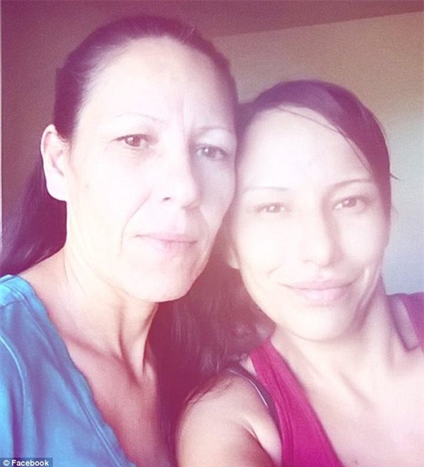 Be trai bi me danh khi tap di ve sinh 2