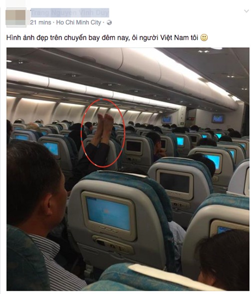 Sốc với người gác chân, kẻ cởi trần, mặc cũng như không mặc trên máy bay...