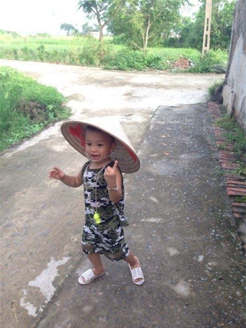 Me 'ta hoa' phat hien hat vong mactrong hoc mui cua con khi be di hoc ve