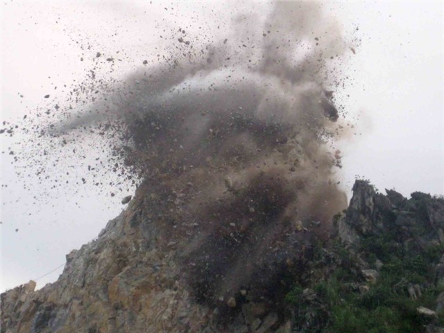 Kết quả hình ảnh cho Nổ mìn trong công trường