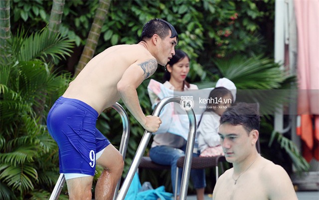 Dàn tuyển thủ Việt Nam khoe body săn chắc, vui đùa ở bể bơi - Ảnh 1.