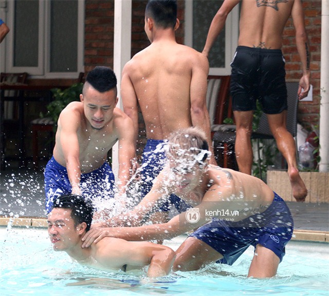 Dàn tuyển thủ Việt Nam khoe body săn chắc, vui đùa ở bể bơi - Ảnh 2.