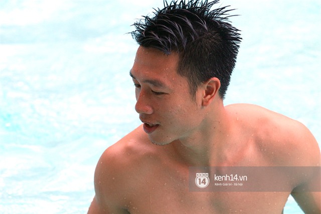 Dàn tuyển thủ Việt Nam khoe body săn chắc, vui đùa ở bể bơi - Ảnh 3.