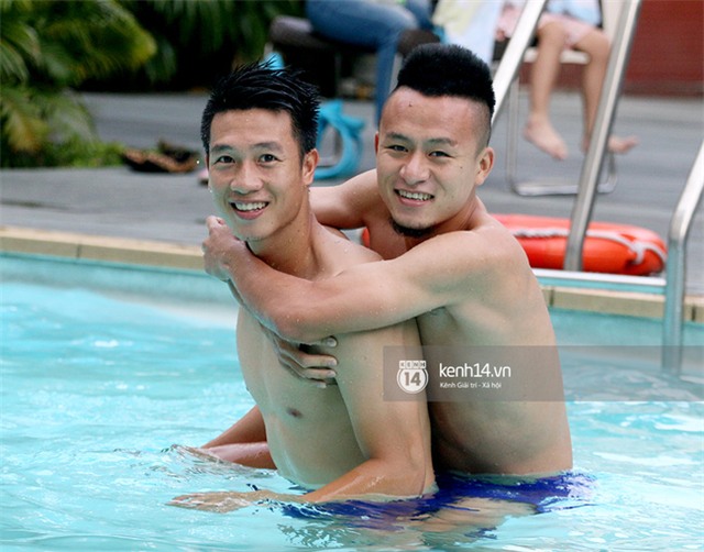 Dàn tuyển thủ Việt Nam khoe body săn chắc, vui đùa ở bể bơi - Ảnh 4.