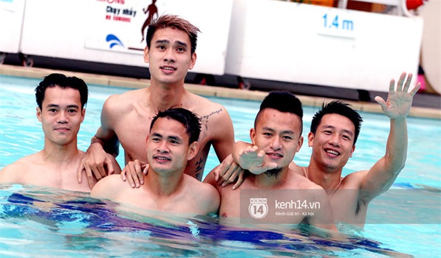 Dàn tuyển thủ Việt Nam khoe body săn chắc, vui đùa ở bể bơi - Ảnh 5.