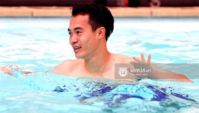 Dàn tuyển thủ Việt Nam khoe body săn chắc, vui đùa ở bể bơi - Ảnh 6.