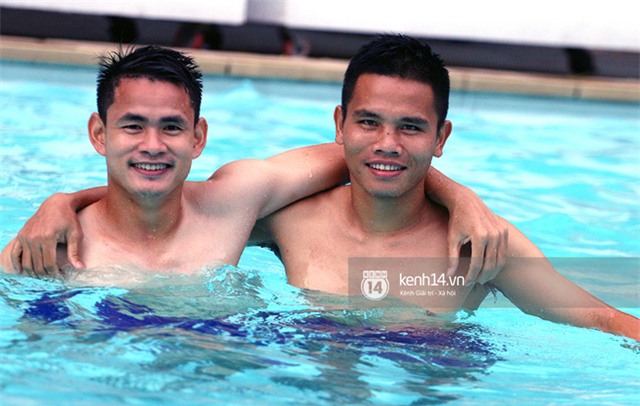 Dàn tuyển thủ Việt Nam khoe body săn chắc, vui đùa ở bể bơi - Ảnh 7.