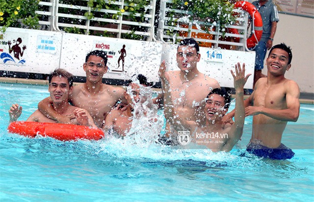 Dàn tuyển thủ Việt Nam khoe body săn chắc, vui đùa ở bể bơi - Ảnh 8.