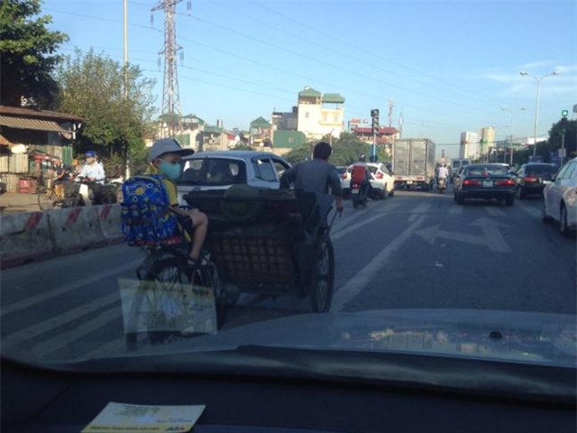 Ha Noi: Nguoi cha keo xich lo cho day than to ong dua con den truong... gay xuc dong manh