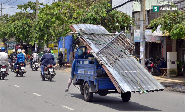 Người chạy xe ba gác chở cồng kềnh bật khóc khi bị CSGT thổi phạt - Ảnh 8.