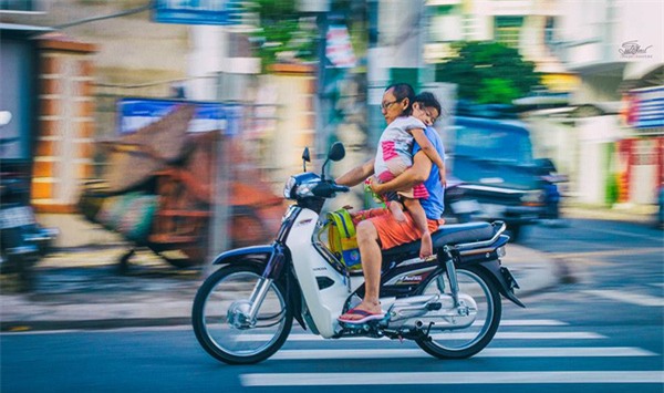 cha cõng con gái ngủ gật đến trường