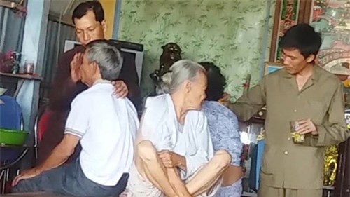 'Thần y' kỳ dị miền Tây: Chữa bá bệnh bằng... thổi phù phù - ảnh 1