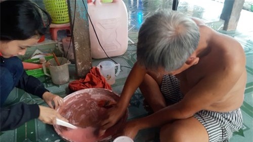 'Thần y' kỳ dị miền Tây: Chữa bá bệnh bằng... thổi phù phù - ảnh 2