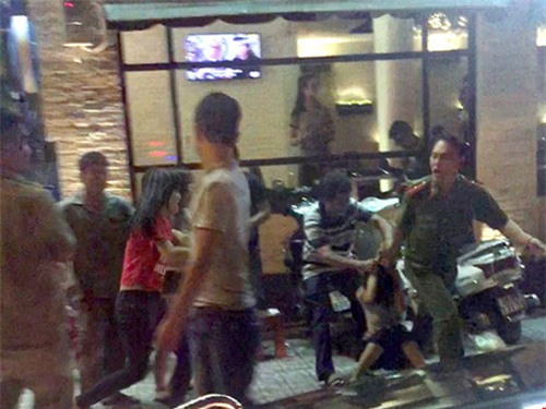 cong an nam toc keo le nguoi phu nu ban hang rong - 1