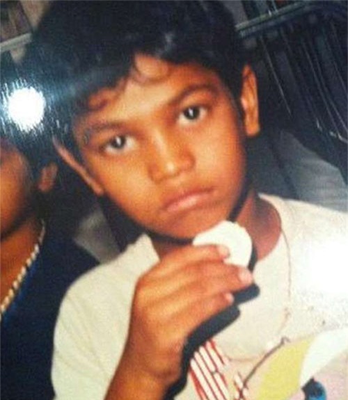 lac mat con 4 tuoi tren tau, 25 nam sau ba me bat khoc khi mo cua nha - 1