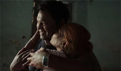 lac mat con 4 tuoi tren tau, 25 nam sau ba me bat khoc khi mo cua nha - 5