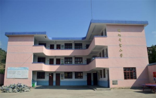 Trung Quốc: Bé gái 13 tuổi bị thầy giáo cưỡng hiếp tại trường, mang thai 31 tuần - Ảnh 1.