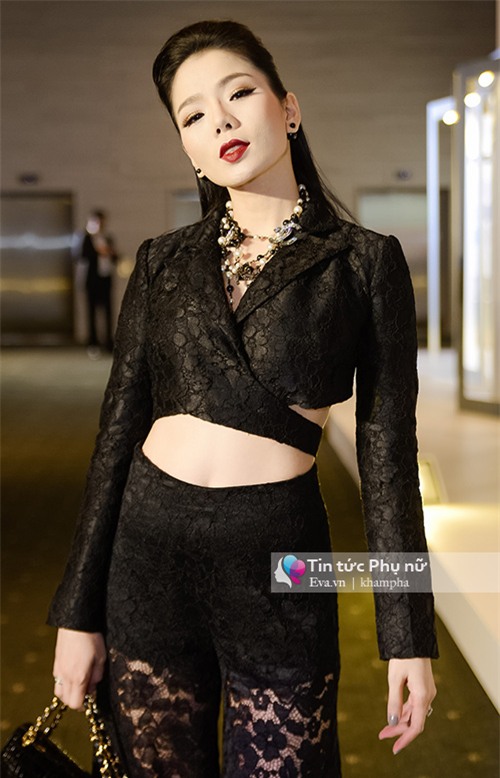 le quyen bat ngo khoe bung 