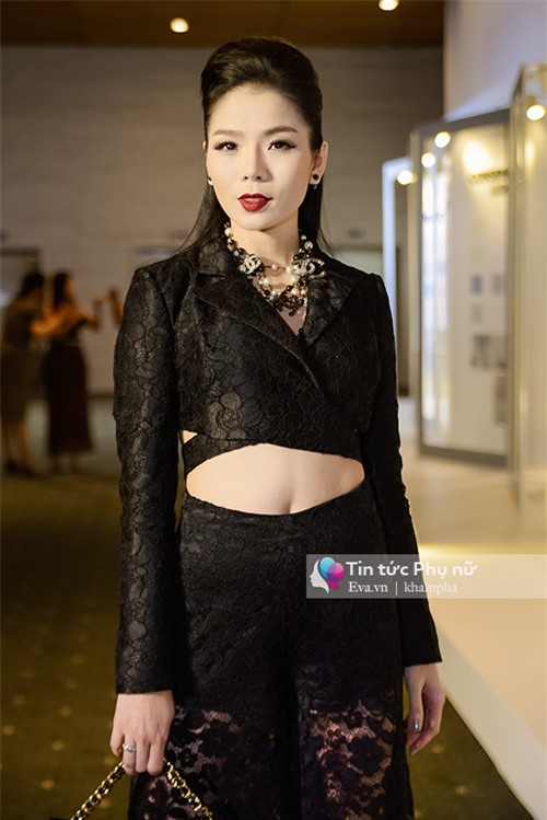 le quyen bat ngo khoe bung 