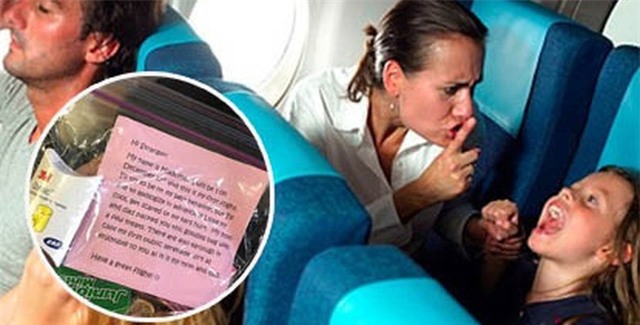 Con quấy khóc trên máy bay, người mẹ đã đứng dậy làm một việc khiến tất cả hành khách thay đổi thái độ