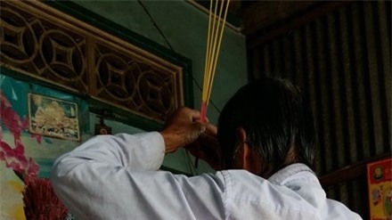 Cúng tổ trước khi chữa bệnh.