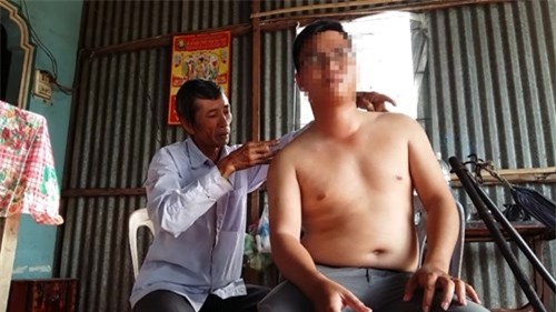 'Thần y' kỳ dị miền Tây: Quơ nhang, khấn vái chữa bệnh nan y - ảnh 1