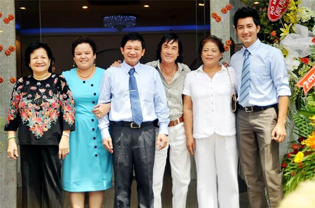 Cuộc sống ít người biết của bố mẹ ca sĩ Nguyễn Phi Hùng - Ảnh 2.