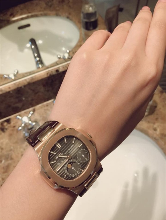 Mai Phương Thúy tay chơi hàng hiệu tiền tấn trong showbiz Việt - Ảnh 14.